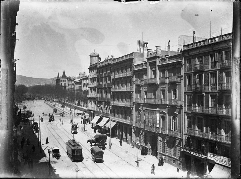 1915-avenida_de_la_puerta_del_angel_amb_gent_el_tramvia_i_cotxes